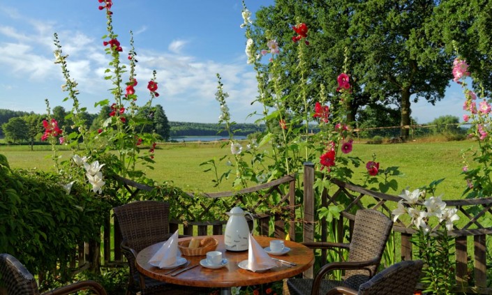 Frühstück auf der Terrasse mit Seeblick