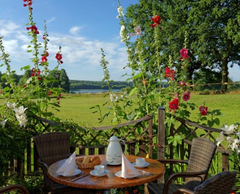 Frühstück mit Seeblick auf der Terrasse