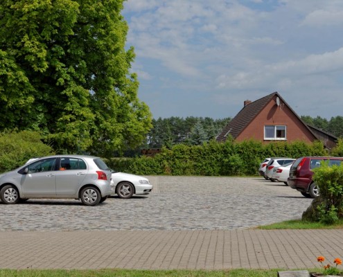 Großer kostenloser Parkplatz des Landhotels *Am Peetscher See*