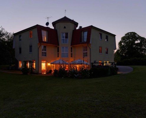 Die Terrasse des Landhotels *Am Peetscher See* am Abend