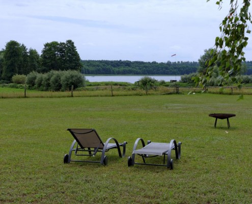 Sonnenliegen und Grill